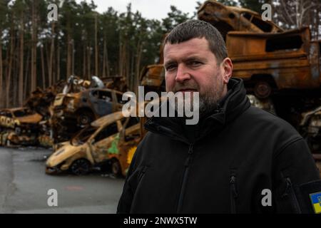 Le maire d'Irpin Alexander Markushin pose près de voitures détruites lors de batailles dans sa ville avec l'armée russe il y a quelques mois, à Irpin, en Ukraine, sur 22 février 2023, Photo de Balkis Press/ABACAPRESS.COM Banque D'Images