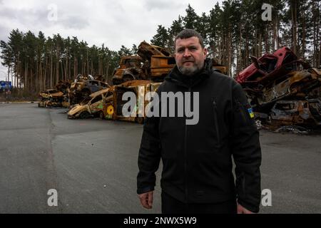 Le maire d'Irpin Alexander Markushin pose près de voitures détruites lors de batailles dans sa ville avec l'armée russe il y a quelques mois, à Irpin, en Ukraine, sur 22 février 2023, Photo de Balkis Press/ABACAPRESS.COM Banque D'Images