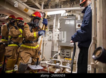 OCÉAN ATLANTIQUE (1 février 2023) Damage Controlman 3rd classe Lopez, à droite, observe des marins effectuer une révision lors d'un exercice de lutte contre l'incendie à bord du destroyer à missiles guidés de classe Arleigh Burke USS Roosevelt (DDG 80), le 1 février 2023. Roosevelt est en cours de déploiement aux États-Unis Marine Forces Europe zone d'opérations, employée par les États-Unis Sixième flotte pour défendre les intérêts des États-Unis, des alliés et des partenaires. Banque D'Images