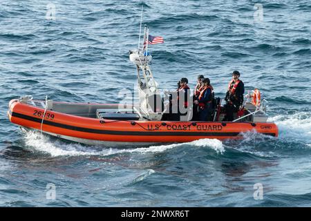 L’équipage de la USCGC Stone’s (WMSL 758) exploite le petit bateau de 26 pieds au-dessus de l’horizon pour l’utilisation de la force par les navires dans l’océan Atlantique, le 18 janvier 2023. Stone est le neuvième couteau de sécurité nationale de classe Legend de la flotte de la Garde côtière et actuellement des propriétaires à Charleston, Caroline du Sud. Banque D'Images