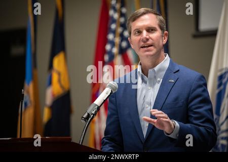 Kentucky Gov. Andy Beswear s'adresse à plus de 900 soldats et aviateurs de la Garde nationale du Kentucky lors de la Journée du développement du leadership, qui s'est tenue au Centre d'exposition du Kentucky à Louisville, Ky., le 5 février 2023. L'événement, pour les officiers et les troupes de rang supérieur, a également comporté des présentations des États-Unis Lieutenant général de la Force aérienne Marc Sasseville, vice-chef du Bureau de la Garde nationale; États-Unis Major de l'armée le général Troy Galloway, commandant adjoint de la Garde nationale de l'armée; États-Unis Général de l'armée Mark Landes, commandant de la première armée de l'est; États-Unis Général de l'armée Haldane Lamberton, adjudant général du Commonwealth Banque D'Images