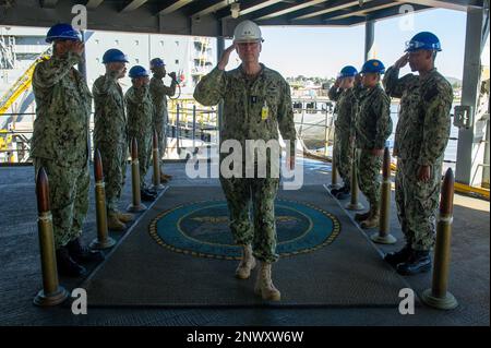 VALLEJO, Calif. (17 2023 janv.) – le commandant du Commandement militaire du Seallift, Michael Wettlaufer, sous-marin arrière, visite le sous-marin de classe terrestre Emory S USS Frank Cable (AS 40) au chantier naval de Mare Island à Vallejo, en Californie, le 17 janv. 2023. Frank Cable effectue actuellement une période de maintenance des chantiers. Banque D'Images