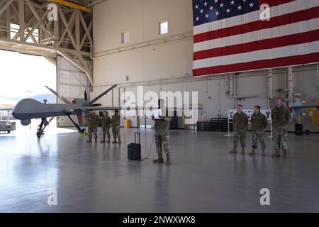 Un groupe d'États-Unis Les aviateurs de la Force aérienne, affectés au 432nd Escadron de maintenance des aéronefs, se préparent à une compétition à la base aérienne de Creech, Nevada, 20 janvier 2023. Deux équipages se dirigent tous les trimestres et sont testés par leur capacité à effectuer des opérations bien soumises au stress et à charger rapidement des armes sur l'appareil tout en respectant les consignes de sécurité. Banque D'Images