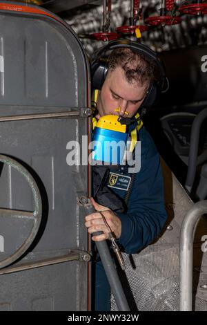 230120-N-HG846-1020 MER DE CHINE DU SUD (le 20 janvier 2023) – Terry McMurry, membre de la classe 1st de Machinist, de Port Jervis, New York, ferme une trappe en utilisant un appareil respiratoire d'évacuation d'urgence lors d'un exercice d'entraînement dans la baie de mission à bord du navire de combat littoral version Independence USS LCS (Charleston 18) En mer de Chine méridionale, janvier 20. Charleston, qui fait partie de l'escadron 7 de Destroyer, est sur un déploiement rotatif, opérant dans la zone d'opérations de la flotte américaine 7th afin d'améliorer l'interopérabilité avec les partenaires et de servir de force d'intervention en appui à une région Indo-Pacifique libre et ouverte. Banque D'Images