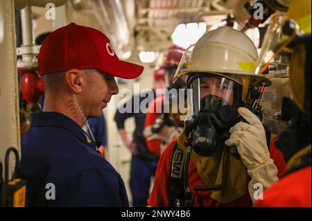 Brian Eagon, maître en chef principal de la Garde côtière, affecté à la pierre de l'USCGC (WMSL 758), encadre les membres de l'équipage pendant les évolutions de la formation à Charleston, en Caroline du Sud, le 9 janvier 2023. Stone est le neuvième couteau de sécurité nationale de classe Legend de la flotte de la Garde côtière et est actuellement à Charleston, en Caroline du Sud. Banque D'Images