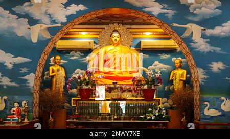 Belle statue de Budhha avec nuages en arrière-plan, Jaya Shri Mahabodhi Vihar, Bodh Gaya, Bihar, Inde Banque D'Images