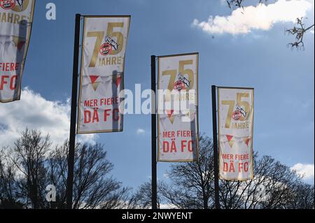 Cologne, Allemagne. 28th févr. 2023. Drapeaux avec l'inscription mir fiere dä fc ( nous célébrons le FC ) pour l'anniversaire 75th du 1. Le FC Köln survole devant le stade RheinEnergie crédit : Horst Galuschka/dpa/Alay Live News Banque D'Images