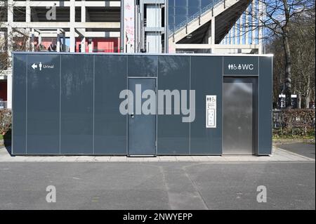 Cologne, Allemagne. 28th févr. 2023. La nouvelle installation publique de toilettes AWB avec urinoir et des toilettes accessibles aux personnes handicapées devant le stade Rheinenergie crédit: Horst Galuschka/dpa/Alay Live News Banque D'Images