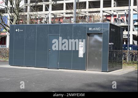 Cologne, Allemagne. 28th févr. 2023. La nouvelle installation publique de toilettes AWB avec urinoir et des toilettes accessibles aux personnes handicapées devant le stade Rheinenergie crédit: Horst Galuschka/dpa/Alay Live News Banque D'Images