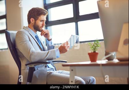 La technologie moderne le connecte à davantage d'opportunités commerciales. un jeune homme d'affaires utilisant une tablette numérique dans un bureau. Banque D'Images