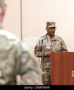 Le général de division Rodney Boyd, l'adjoint général adjoint - Armée de la Garde nationale de l'Illinois et commandant de la Garde nationale de l'armée de l'Illinois, prend la parole lors de la cérémonie d'accueil de la compagnie de transport 1744th. La compagnie de transport 1744th, basée à Crestwood, dans l'Illinois, a tenu sa cérémonie de bienvenue le 18 février à Elk Grove Village dans le cadre de l'événement final de réintégration de l'unité. L'unité est revenue en novembre après un déploiement fédéral de 13 mois à la frontière sud-ouest du pays. Banque D'Images