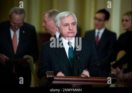 Le sénateur américain Jack Reed (démocrate du Rhode Island) fait des remarques lors du déjeuner-conférence de presse du Sénat démocrate au Capitole des États-Unis à Washington, DC, USA, mardi, 28 février 2023. Photo de Rod Lamkey/CNP/ABACAPRESS.COM Banque D'Images