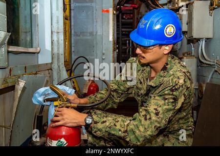 230130-N-FB730-1018 NEWPORT NEWS, Virginie (30 janvier 2023) États-Unis Navy Sonar Technician (surface) 2nd Class Legend Mau, de Maui, Hawaii, effectue l'entretien d'une bouteille d'incendie dans le pont à bord de l'USS John C. Stennis (CVN 74), à Newport News, Virginie, le 30 janvier 2023. Le John C. Stennis est à Newport News, chantier naval qui effectue le ravitaillement en carburant et la révision du complexe pour préparer le navire à la deuxième moitié de sa durée de vie de 50 ans. Banque D'Images