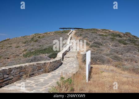 IOS, Grèce - 29 mai 2021 : vue du chemin menant à la tombe de Homère, le grand poète grec, dans iOS Grèce Banque D'Images