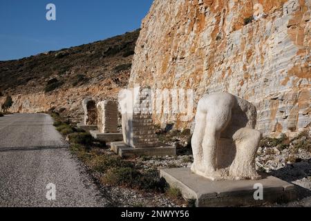 IOS, Grèce - 29 mai 2021 : vue sur l'art grec contemporain en plein air, différentes sculptures en marbre à côté de la route qui mène au tombeau de Homer à iOS Banque D'Images