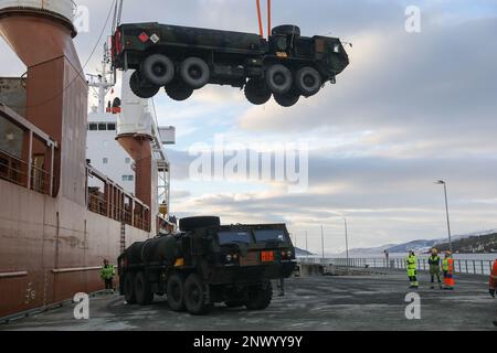 Un camion d'entretien de carburant est soulevé du navire et transporté au port de Sorreisa, en Norvège, sur 15 février 2023. L'exercice Arctic Forge 23 est un U.S. L'armée européenne et l'Afrique ont dirigé l'exercice parapluie qui tire parti des exercices de la nation hôte exercice de défense Nord en Finlande, et l'exercice joint Viking en Norvège, qui se déroule du 16 au 28 février par l'intermédiaire de 17 mars 2023, a porté sur le renforcement des capacités et de la coopération en soutien aux États-Unis Stratégie arctique de l'armée. Banque D'Images