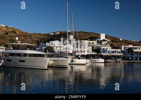 IOS, Grèce : 29 mai 2021 : vue de divers voiliers sur le pittoresque petit port d'iOS Grèce Banque D'Images