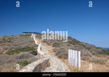 IOS, Grèce - 29 mai 2021 : vue du chemin menant à la tombe de Homère, le grand poète grec, dans iOS Grèce Banque D'Images