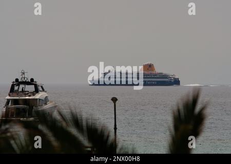 IOS, Grèce : 29 mai 2021 : vue sur un yacht et un voilier à la plage Mylopotas à iOS Grèce Banque D'Images