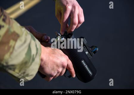 ÉTATS-UNIS Le Sgt James Levine, maître de la Force aérienne, NCOIC, de la sécurité des vols pour le bureau de la sécurité de l'escadre de la base aérienne 39th, démontre comment utiliser un système laser non létal à la base aérienne d'Incirlik, Turquie, le 20 janvier 2023. L'équipe des risques de grève des oiseaux effectue des procédures de sécurité de routine pour les lignes de vol afin de s'assurer que la piste est opérationnelle. Ils utilisent de nombreux outils de dissuasion de la faune, notamment un dispositif de mise en grêle acoustique longue portée, qui fonctionne comme un haut-parleur ciblé, et des systèmes laser non létaux. Banque D'Images