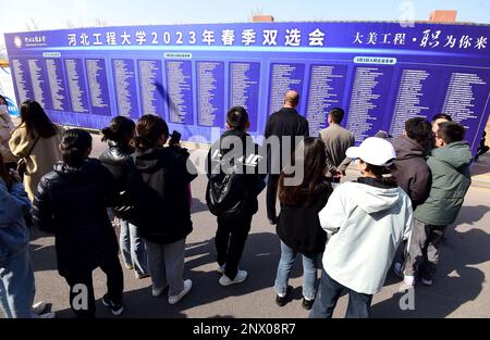 HANDAN, CHINE - 1 MARS 2023 - les diplômés de l'université recherchent des emplois à Handan, province de Hebei, Chine, 1 mars 2023. Banque D'Images