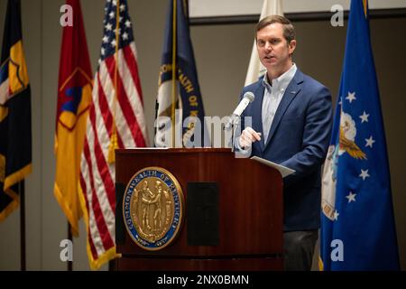 Kentucky Gov. Andy Beswear s'adresse à plus de 900 soldats et aviateurs de la Garde nationale du Kentucky lors de la Journée du développement du leadership, qui s'est tenue au Centre d'exposition du Kentucky à Louisville, Ky., le 5 février 2023. L'événement, pour les officiers et les troupes de rang supérieur, a également comporté des présentations des États-Unis Lieutenant général de la Force aérienne Marc Sasseville, vice-chef du Bureau de la Garde nationale; États-Unis Major de l'armée le général Troy Galloway, commandant adjoint de la Garde nationale de l'armée; États-Unis Général de l'armée Mark Landes, commandant de la première armée de l'est; États-Unis Général de l'armée Haldane Lamberton, adjudant général du Commonwealth Banque D'Images