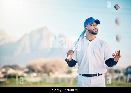 Sports, baseball et homme avec balle et batte sur le terrain prêt pour le jeu, l'entraînement et la compétition. Mockup de sport, action de fitness et athlète masculin en plein air Banque D'Images