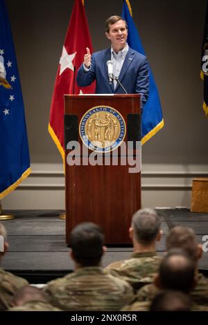 Kentucky Gov. Andy Beswear s'adresse à plus de 900 soldats et aviateurs de la Garde nationale du Kentucky lors de la Journée du développement du leadership, qui s'est tenue au Centre d'exposition du Kentucky à Louisville, Ky., le 5 février 2023. L'événement, pour les officiers et les troupes de rang supérieur, a également comporté des présentations des États-Unis Lieutenant général de la Force aérienne Marc Sasseville, vice-chef du Bureau de la Garde nationale; États-Unis Major de l'armée le général Troy Galloway, commandant adjoint de la Garde nationale de l'armée; États-Unis Général de l'armée Mark Landes, commandant de la première armée de l'est; États-Unis Général de l'armée Haldane Lamberton, adjudant général du Commonwealth Banque D'Images