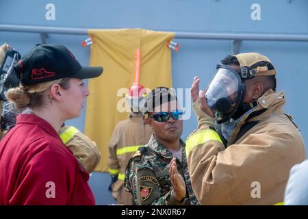 DILI, Timor-Leste (15 février 2023) dégâts Controlman 1st classe Sarah Benner, affectée au navire de transport amphibie USS John P. Murtha (LPD 26), forme un membre de la Force de défense du Timor-Leste (F-FDTL) dans le cadre de la préparation à la coopération et à la formation (KARAT) 2023, 15 février 2023. Le groupe de préparation amphibie de l'île Makin, composé du navire d'assaut amphibie USS Makin Island (LHD 8) et des quais de transport amphibie Anchorage (LPD 23) et USS John P. Murtha (LPD 26), opère dans la zone d'exploitation de la flotte américaine 7th avec l'USS 13th Marine Expe Banque D'Images