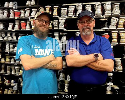 Le spécialiste des loisirs du centre de bowling Marne Lanes, JR Barnard (à gauche), et le mécanicien en chef, George Kessner pose pour une photographie, le 15 février à Marne Lanes sur fort Stewart, Géorgie. Le dur travail de Barnard et Kessner en coulisses est ce qui a valu à l'établissement une note de passage lors de la récente inspection du Congrès de Bowling des États-Unis. Marne Lanes a reçu un score de 98,5 lors de l'inspection, faisant de l'installation le centre de bowling le plus noté du département de la défense à ce jour. Banque D'Images