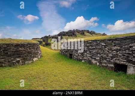 Orongo Village, parc national de Rapa Nui sur l'île de Pâques, Chili avec ciel bleu Banque D'Images