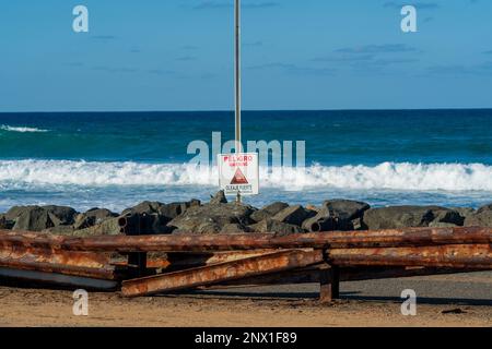 Signe de plage dangereux dans la plage de Piñones Loiza Porto Rico Banque D'Images