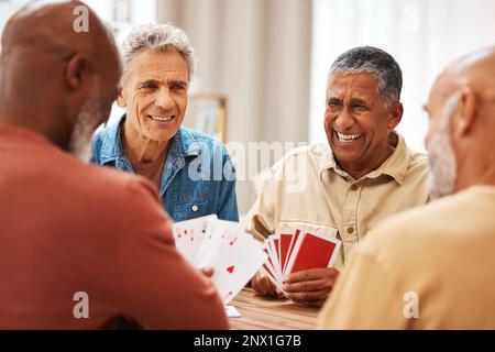 Homme senior, amis et rire pour des jeux de cartes sur table en bois dans des activités amusantes, de liaison sociale ou de rassemblement. Groupe d'hommes âgés heureux avec des cartes Banque D'Images