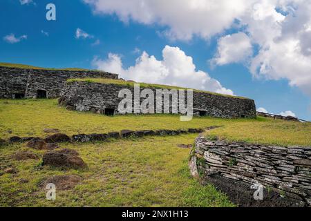 Orongo Village, parc national de Rapa Nui sur l'île de Pâques, Chili avec ciel bleu Banque D'Images