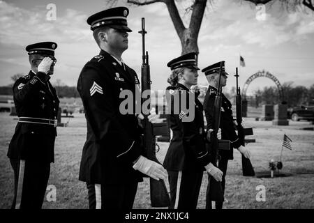 Les membres de l’équipe de la Garde nationale de l’Armée de l’Iowa honorent les funérailles de Taps lors d’un service commémoratif pour le sergent d’état-major David Mosinski au cimetière Saint Mary’s de Wilton, en Iowa, le 16 janvier 2023. Mosinski est décédé dans un accident de véhicule 8 janvier. Il a servi dans la Garde nationale de l'armée de l'Iowa comme mécanicien de véhicules à roues avec la compagnie d'entretien d'approvisionnement 3654th et avait récemment atteint 20 années de service dans son état et son pays. Banque D'Images