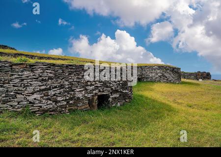 Orongo Village, parc national de Rapa Nui sur l'île de Pâques, Chili avec ciel bleu Banque D'Images