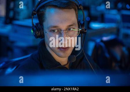 GOLFE DE RIGA (19 janv. 2023) Fire Controlman (Aegis) 3rd classe Christopher Baggett est présent dans le centre d'information du combat à bord du destroyer de missiles guidés de classe Arleigh Burke (USS Roosevelt) (DDG 80) lors d'un exercice de défense aérienne de l'OTAN, le 19 janvier 2023. Roosevelt est en cours de déploiement aux États-Unis Marine Forces Europe zone d'opérations, employée par les États-Unis Sixième flotte pour défendre les intérêts des États-Unis, des alliés et des partenaires. Banque D'Images