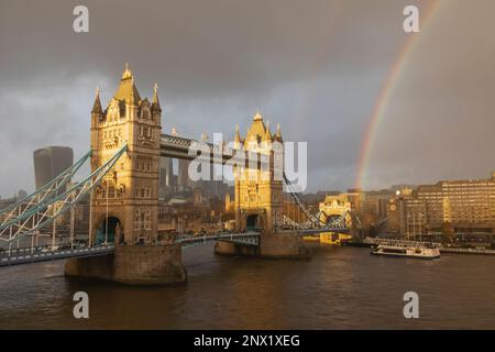 Angleterre, Londres, vue d'hiver de Tower Bridge et Rainbow Banque D'Images