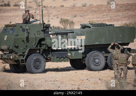 Un soldat du 2nd Bataillon, 130th Field Artillery Regiment, de la Force opérationnelle Spartan, communique avec les soldats de son bataillon par des signaux manuels provenant de la trappe de la garde aérienne de leur système d'artillerie de grande mobilité pendant l'exercice Juniper Oak 2023. L'exercice est un exercice militaire bilatéral multidomaine à grande échelle visant à améliorer l'interopérabilité entre les forces armées américaines et israéliennes contribuant à la sécurité régionale intégrée Banque D'Images