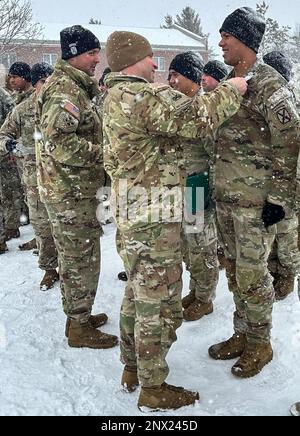 Colonel Russell Lemler, commandant de bataillon, Et le sergent de commandement John Folger, conseiller principal enrôlement, tous deux affectés au 2nd Bataillon, 15th Régiment d'artillerie de campagne, 2nd Brigade combat Team, 10th Mountain Division, a profité de l'occasion pour reconnaître et récompenser quelques soldats exceptionnels lors d'une remise de masse au bataillon le 27 janvier 2023. L'équipe de commandement de la brigade, le colonel Scott D. Wence, commandant de la brigade, et le sergent de commandement Christopher Donaldson, ont participé à la présentation du prix. Banque D'Images