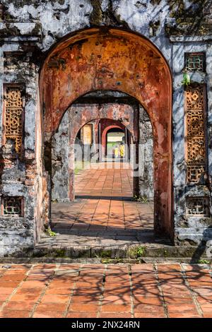 Une rangée de vieilles portes arquées dans le Palais impérial, Hue, Vietnam. Banque D'Images