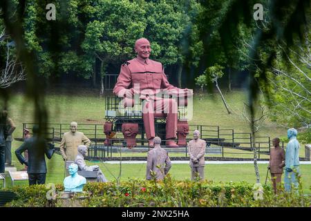 Taoyuan, Chine. 01st mars 2023. Les statues de Chiang Kai-shek exposées dans le jardin de sculptures du Mémorial de Cihu près de Taoyuan, Taïwan, le 01/03/2023 au cours du processus en cours d'enlèvement de 43 000 monuments des lieux publics de Taiwan, 200 d'entre eux ont été placés dans un parc près du mausolée de Chiang Kai-shek à Cihu. On estime que, malgré l'enlèvement continu de monuments depuis plus de 20 ans, près de 2 000 statues restent dans divers endroits autour de l'île. Le plus célèbre est le National Chiang Kai-shek Memorial Hall dans le centre-ville de Taipei. Par Wiktor Dabkowski crédit: dpa/Alay Live News Banque D'Images