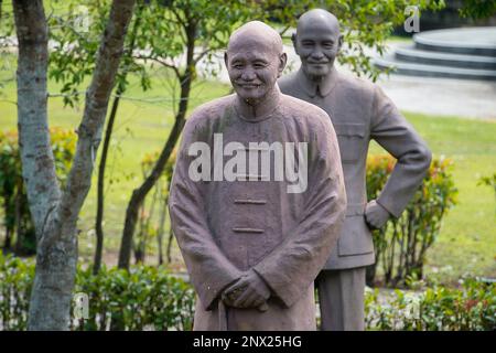 Taoyuan, Chine. 01st mars 2023. Les statues de Chiang Kai-shek exposées dans le jardin de sculptures du Mémorial de Cihu près de Taoyuan, Taïwan, le 01/03/2023 au cours du processus en cours d'enlèvement de 43 000 monuments des lieux publics de Taiwan, 200 d'entre eux ont été placés dans un parc près du mausolée de Chiang Kai-shek à Cihu. On estime que, malgré l'enlèvement continu de monuments depuis plus de 20 ans, près de 2 000 statues restent dans divers endroits autour de l'île. Le plus célèbre est le National Chiang Kai-shek Memorial Hall dans le centre-ville de Taipei. Par Wiktor Dabkowski crédit: dpa/Alay Live News Banque D'Images