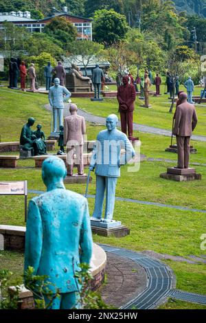 Taoyuan, Chine. 01st mars 2023. Les statues de Chiang Kai-shek exposées dans le jardin de sculptures du Mémorial de Cihu près de Taoyuan, Taïwan, le 01/03/2023 au cours du processus en cours d'enlèvement de 43 000 monuments des lieux publics de Taiwan, 200 d'entre eux ont été placés dans un parc près du mausolée de Chiang Kai-shek à Cihu. On estime que, malgré l'enlèvement continu de monuments depuis plus de 20 ans, près de 2 000 statues restent dans divers endroits autour de l'île. Le plus célèbre est le National Chiang Kai-shek Memorial Hall dans le centre-ville de Taipei. Par Wiktor Dabkowski crédit: dpa/Alay Live News Banque D'Images