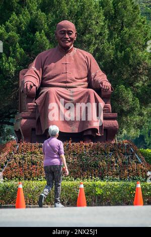 Taoyuan, Chine. 01st mars 2023. Les statues de Chiang Kai-shek exposées dans le jardin de sculptures du Mémorial de Cihu près de Taoyuan, Taïwan, le 01/03/2023 au cours du processus en cours d'enlèvement de 43 000 monuments des lieux publics de Taiwan, 200 d'entre eux ont été placés dans un parc près du mausolée de Chiang Kai-shek à Cihu. On estime que, malgré l'enlèvement continu de monuments depuis plus de 20 ans, près de 2 000 statues restent dans divers endroits autour de l'île. Le plus célèbre est le National Chiang Kai-shek Memorial Hall dans le centre-ville de Taipei. Par Wiktor Dabkowski crédit: dpa/Alay Live News Banque D'Images