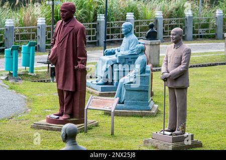 Taoyuan, Chine. 01st mars 2023. Les statues de Chiang Kai-shek exposées dans le jardin de sculptures du Mémorial de Cihu près de Taoyuan, Taïwan, le 01/03/2023 au cours du processus en cours d'enlèvement de 43 000 monuments des lieux publics de Taiwan, 200 d'entre eux ont été placés dans un parc près du mausolée de Chiang Kai-shek à Cihu. On estime que, malgré l'enlèvement continu de monuments depuis plus de 20 ans, près de 2 000 statues restent dans divers endroits autour de l'île. Le plus célèbre est le National Chiang Kai-shek Memorial Hall dans le centre-ville de Taipei. Par Wiktor Dabkowski crédit: dpa/Alay Live News Banque D'Images