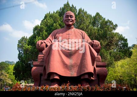 Taoyuan, Chine. 01st mars 2023. Les statues de Chiang Kai-shek exposées dans le jardin de sculptures du Mémorial de Cihu près de Taoyuan, Taïwan, le 01/03/2023 au cours du processus en cours d'enlèvement de 43 000 monuments des lieux publics de Taiwan, 200 d'entre eux ont été placés dans un parc près du mausolée de Chiang Kai-shek à Cihu. On estime que, malgré l'enlèvement continu de monuments depuis plus de 20 ans, près de 2 000 statues restent dans divers endroits autour de l'île. Le plus célèbre est le National Chiang Kai-shek Memorial Hall dans le centre-ville de Taipei. Par Wiktor Dabkowski crédit: dpa/Alay Live News Banque D'Images