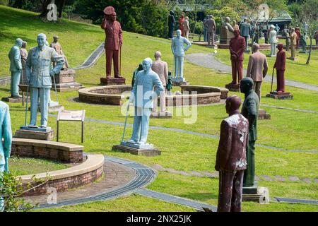 Taoyuan, Chine. 01st mars 2023. Les statues de Chiang Kai-shek exposées dans le jardin de sculptures du Mémorial de Cihu près de Taoyuan, Taïwan, le 01/03/2023 au cours du processus en cours d'enlèvement de 43 000 monuments des lieux publics de Taiwan, 200 d'entre eux ont été placés dans un parc près du mausolée de Chiang Kai-shek à Cihu. On estime que, malgré l'enlèvement continu de monuments depuis plus de 20 ans, près de 2 000 statues restent dans divers endroits autour de l'île. Le plus célèbre est le National Chiang Kai-shek Memorial Hall dans le centre-ville de Taipei. Par Wiktor Dabkowski crédit: dpa/Alay Live News Banque D'Images