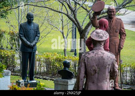 Taoyuan, Chine. 01st mars 2023. Les statues de Chiang Kai-shek exposées dans le jardin de sculptures du Mémorial de Cihu près de Taoyuan, Taïwan, le 01/03/2023 au cours du processus en cours d'enlèvement de 43 000 monuments des lieux publics de Taiwan, 200 d'entre eux ont été placés dans un parc près du mausolée de Chiang Kai-shek à Cihu. On estime que, malgré l'enlèvement continu de monuments depuis plus de 20 ans, près de 2 000 statues restent dans divers endroits autour de l'île. Le plus célèbre est le National Chiang Kai-shek Memorial Hall dans le centre-ville de Taipei. Par Wiktor Dabkowski crédit: dpa/Alay Live News Banque D'Images