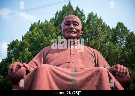 Taoyuan, Chine. 01st mars 2023. Les statues de Chiang Kai-shek exposées dans le jardin de sculptures du Mémorial de Cihu près de Taoyuan, Taïwan, le 01/03/2023 au cours du processus en cours d'enlèvement de 43 000 monuments des lieux publics de Taiwan, 200 d'entre eux ont été placés dans un parc près du mausolée de Chiang Kai-shek à Cihu. On estime que, malgré l'enlèvement continu de monuments depuis plus de 20 ans, près de 2 000 statues restent dans divers endroits autour de l'île. Le plus célèbre est le National Chiang Kai-shek Memorial Hall dans le centre-ville de Taipei. Par Wiktor Dabkowski crédit: dpa/Alay Live News Banque D'Images